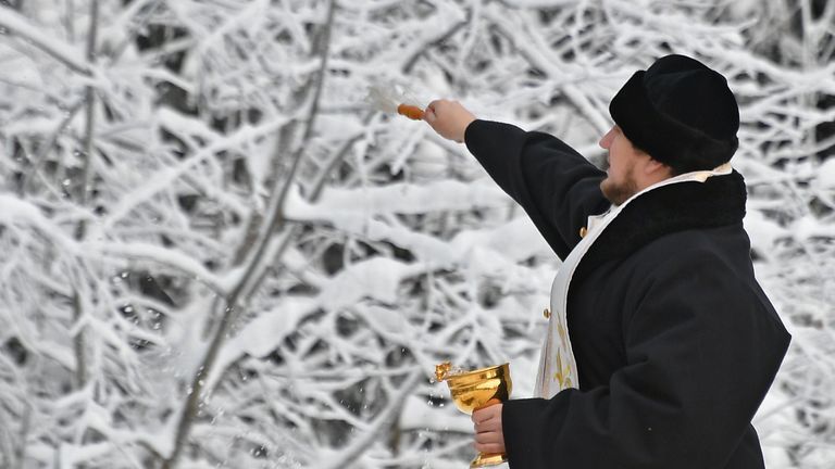 Священнослужитель в деревне Новопареево городского округа Щелково, где будет срублена главная новогодняя елка страны Священнослужитель в деревне Новопареево городского округа Щелково, где будет срублена главная новогодняя елка страны