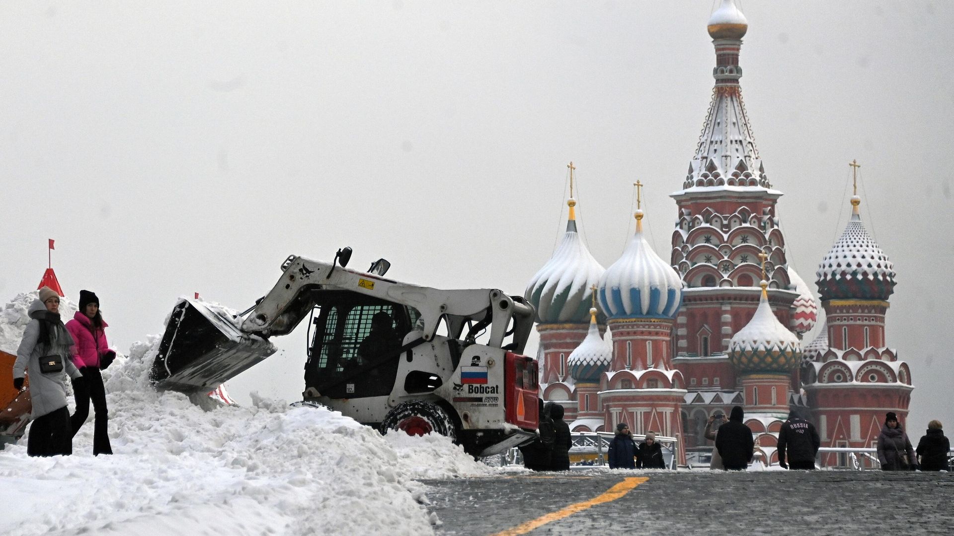 Сотрудник коммунальной службы убирает снег в Москве Сотрудник коммунальной службы убирает снег в Москве - РИА Новости, 1920, 19.12.2021