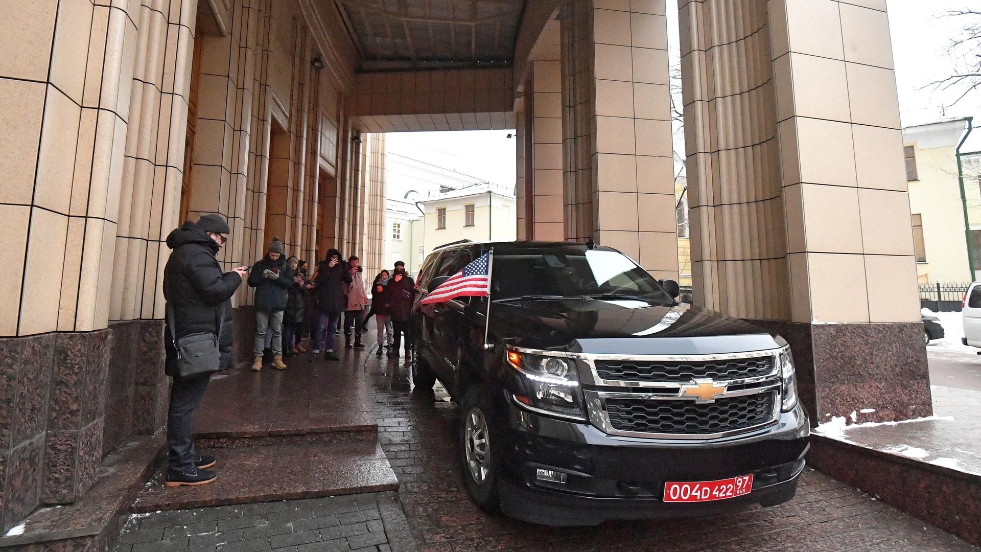 Автомобиль помощника госсекретаря США Карен Донфрид у здания министерства иностранных дел России в Москве Автомобиль помощника госсекретаря США Карен Донфрид у здания министерства иностранных дел России в Москве - РИА Новости, 1920, 15.12.2021
