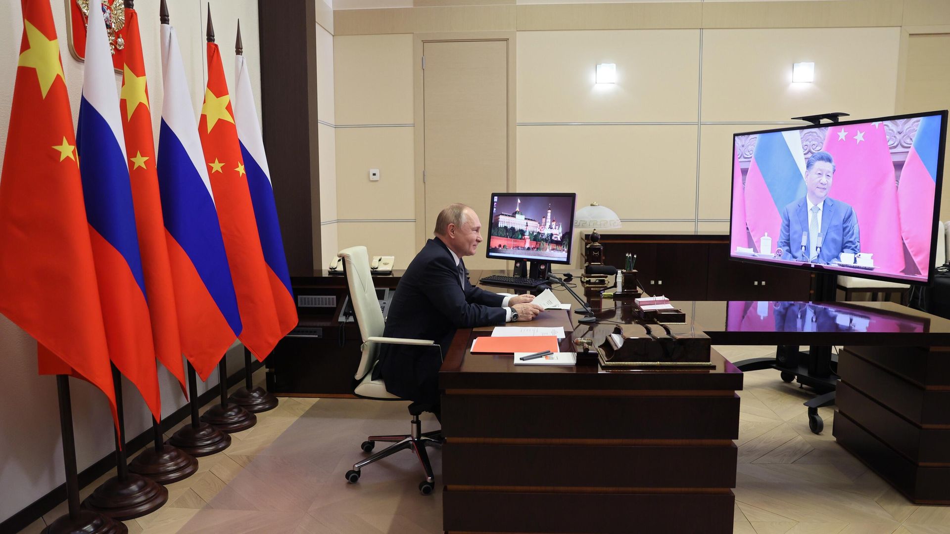 Президент России Владимир Путин во время переговоров в режиме видеоконференции с председателем Китайской Народной Республики Си Цзиньпином Президент России Владимир Путин во время переговоров в режиме видеоконференции с председателем Китайской Народной Республики Си Цзиньпином - РИА Новости, 1920, 21.01.2025