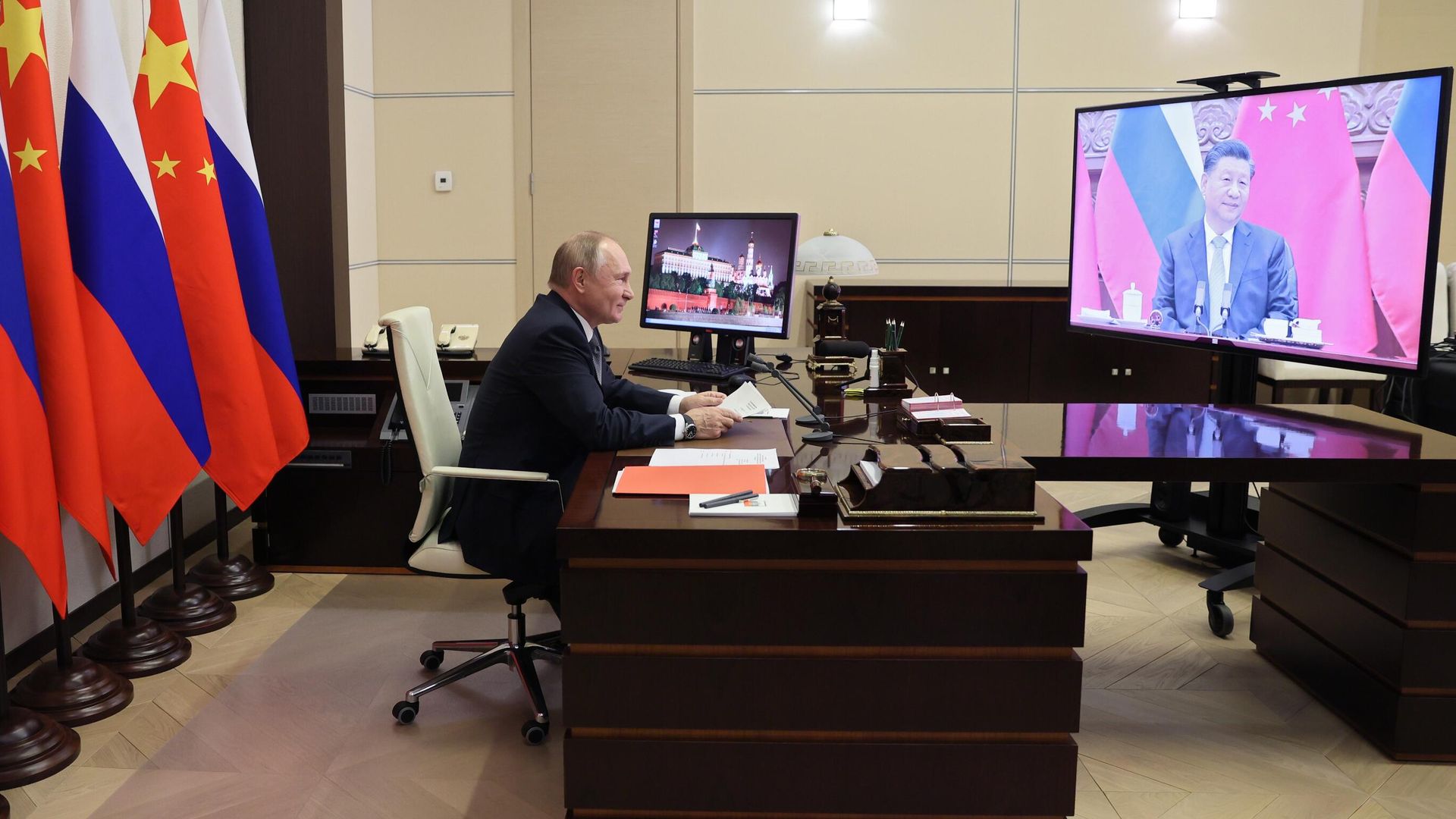 Президент РФ Владимир Путин во время переговоров в режиме видеоконференции с председателем Китайской Народной Республики Си Цзиньпином Президент РФ Владимир Путин во время переговоров в режиме видеоконференции с председателем Китайской Народной Республики Си Цзиньпином - РИА Новости, 1920, 15.12.2021
