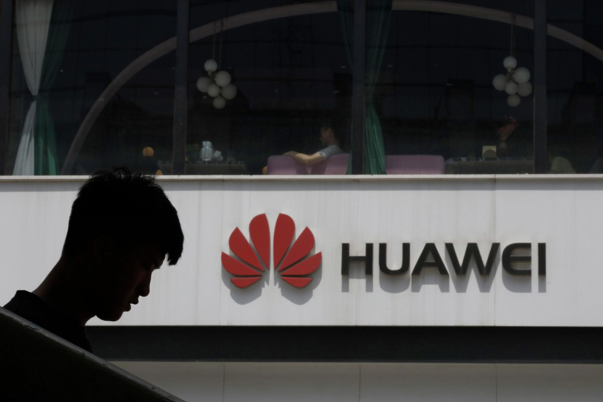 Логотип Huawei в Пекине - РИА Новости, 1920, 15.12.2021