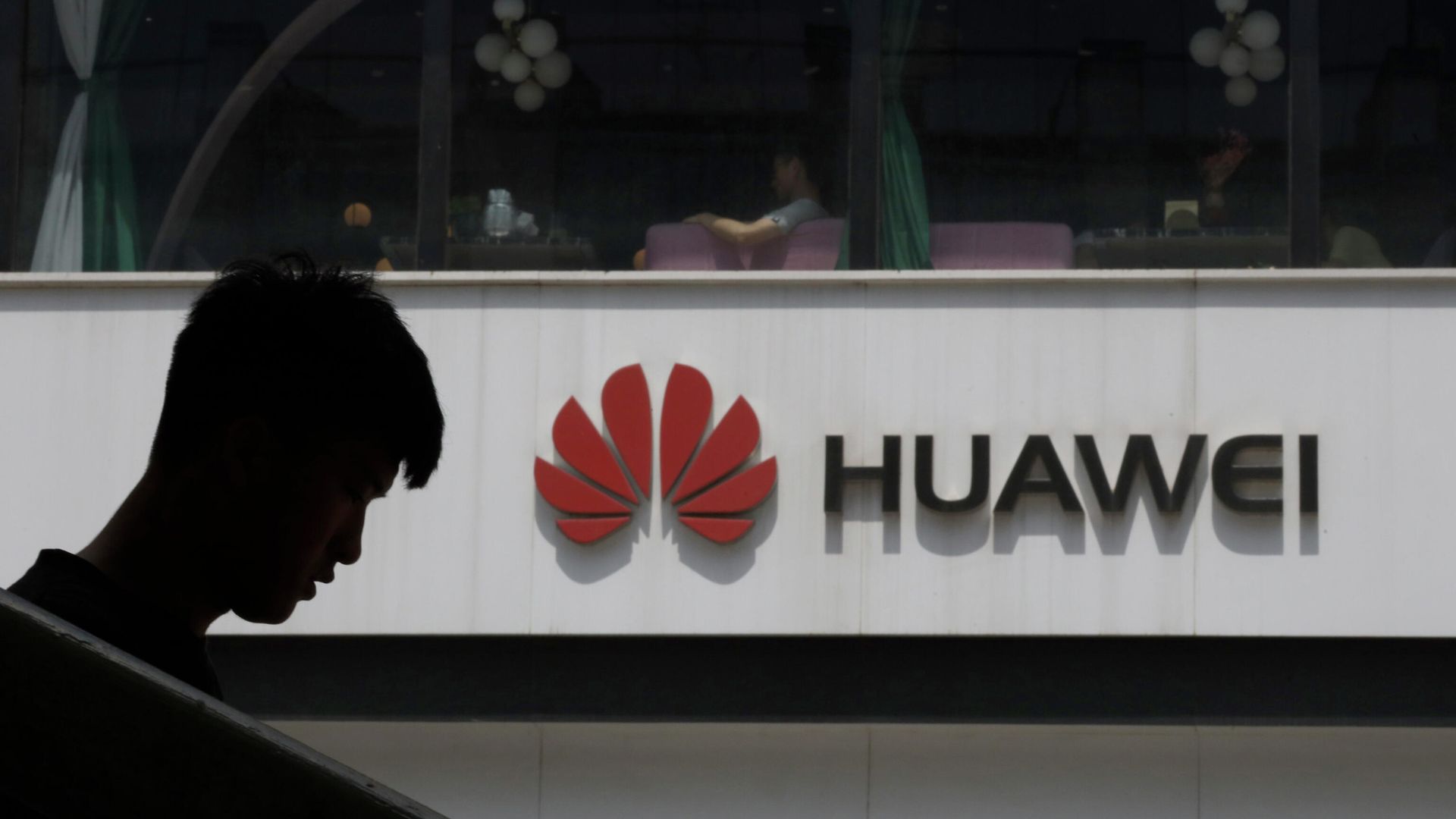 Логотип Huawei в Пекине Логотип Huawei в Пекине - РИА Новости, 1920, 25.11.2022