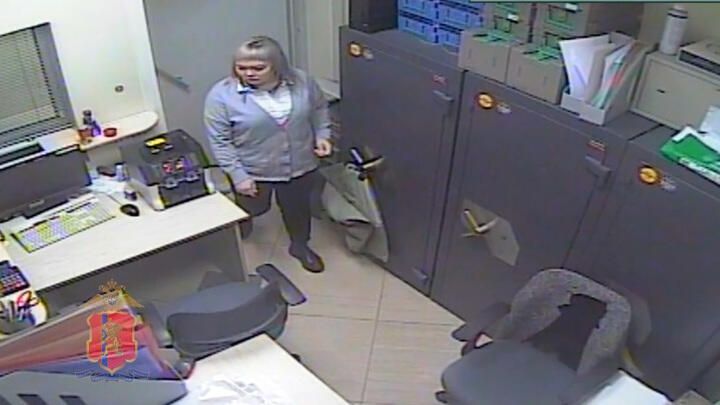 Кадр записи камеры видеонаблюдения с подозреваемой в хищении денег сотрудницей банка в Ачинске Кадр записи камеры видеонаблюдения с подозреваемой в хищении денег сотрудницей банка в Ачинске - РИА Новости, 1920, 16.12.2021