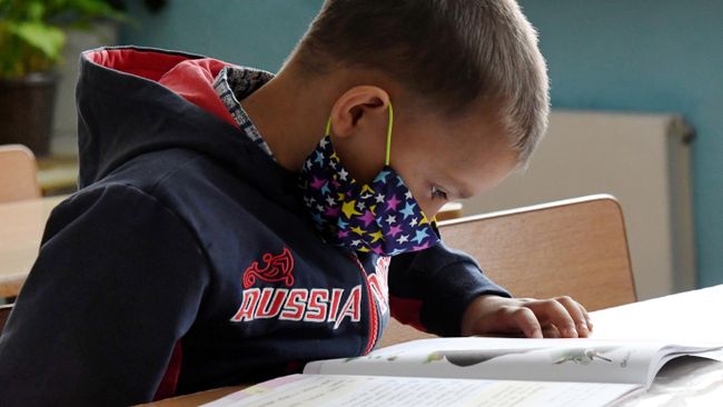 Ученик читает книжку