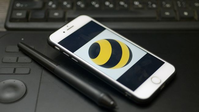 Логотип Билайн на экране смартфона