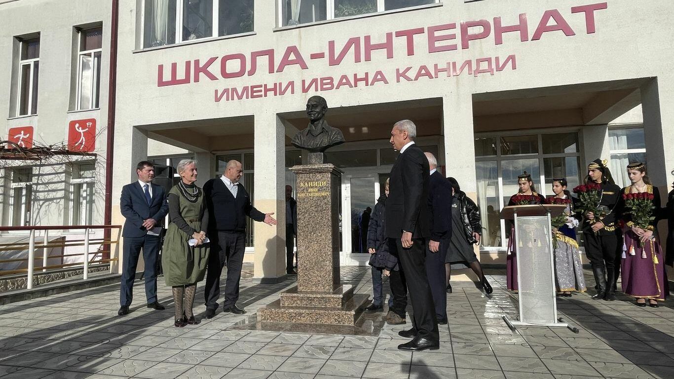 Церемония открытия бюста Ивана Каниди, учителя бесланской школы № 1, погибшего в результате теракта 3 сентября 2004 года, во дворе спортивной школы-интерната Церемония открытия бюста Ивана Каниди, учителя бесланской школы № 1, погибшего в результате теракта 3 сентября 2004 года, во дворе спортивной школы-интерната - РИА Новости, 1920, 16.12.2021
