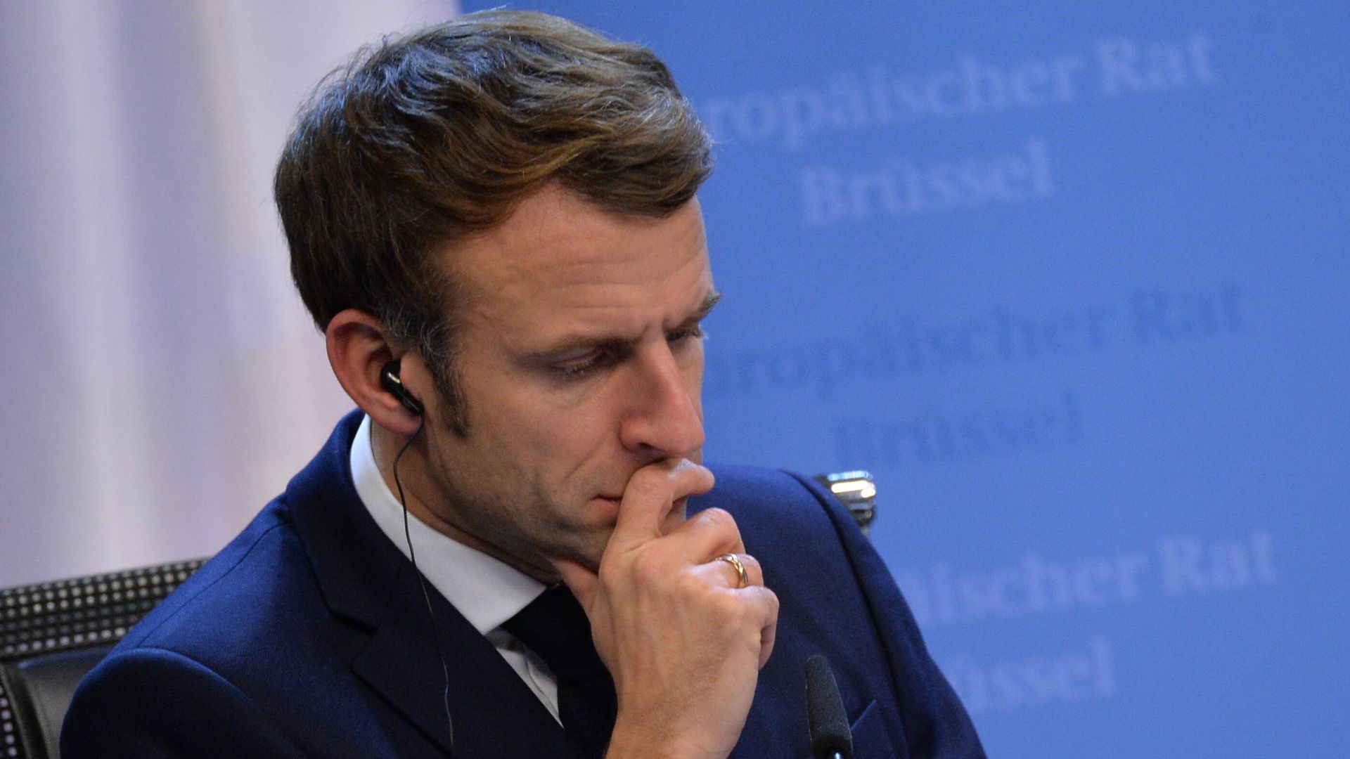 Президент Франции Эммануэль Макрон на пресс-конференции по итогам саммита Европейского союза в Брюсселе - РИА Новости, 1920, 28.01.2022