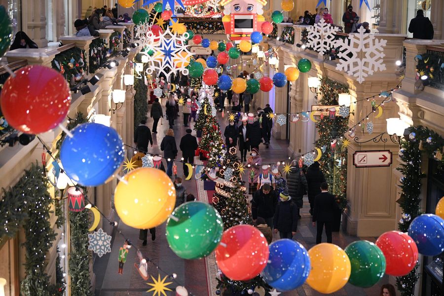 Посетители на выставке Новогодние елки в ГУМе на Красной площади Посетители на выставке Новогодние елки в ГУМе на Красной площади