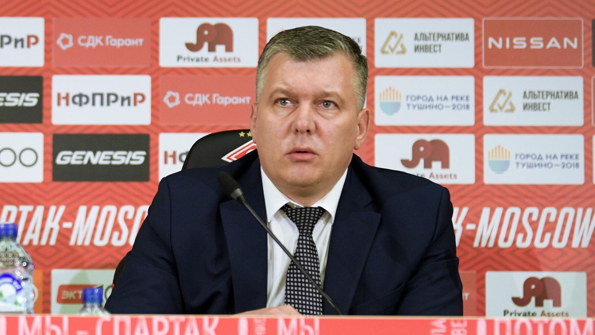 Новый главный тренер ФК Спартак Паоло Ваноли и генеральный директор ФК Спартак Евгений Мележиков (справа) на пресс-конференции в Москве. - РИА Новости, 1920, 10.04.2022