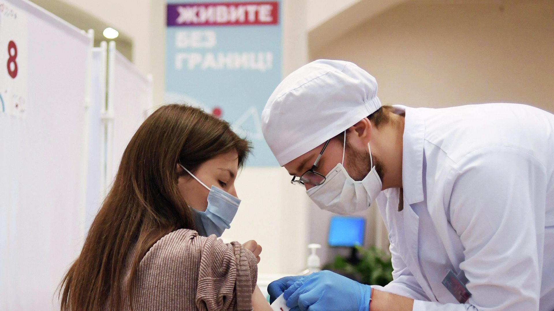 Девушка делает прививку в пункте вакцинации от COVID-19 в ГУМе в Москве Девушка делает прививку в пункте вакцинации от COVID-19 в ГУМе в Москве - РИА Новости, 1920, 10.12.2021