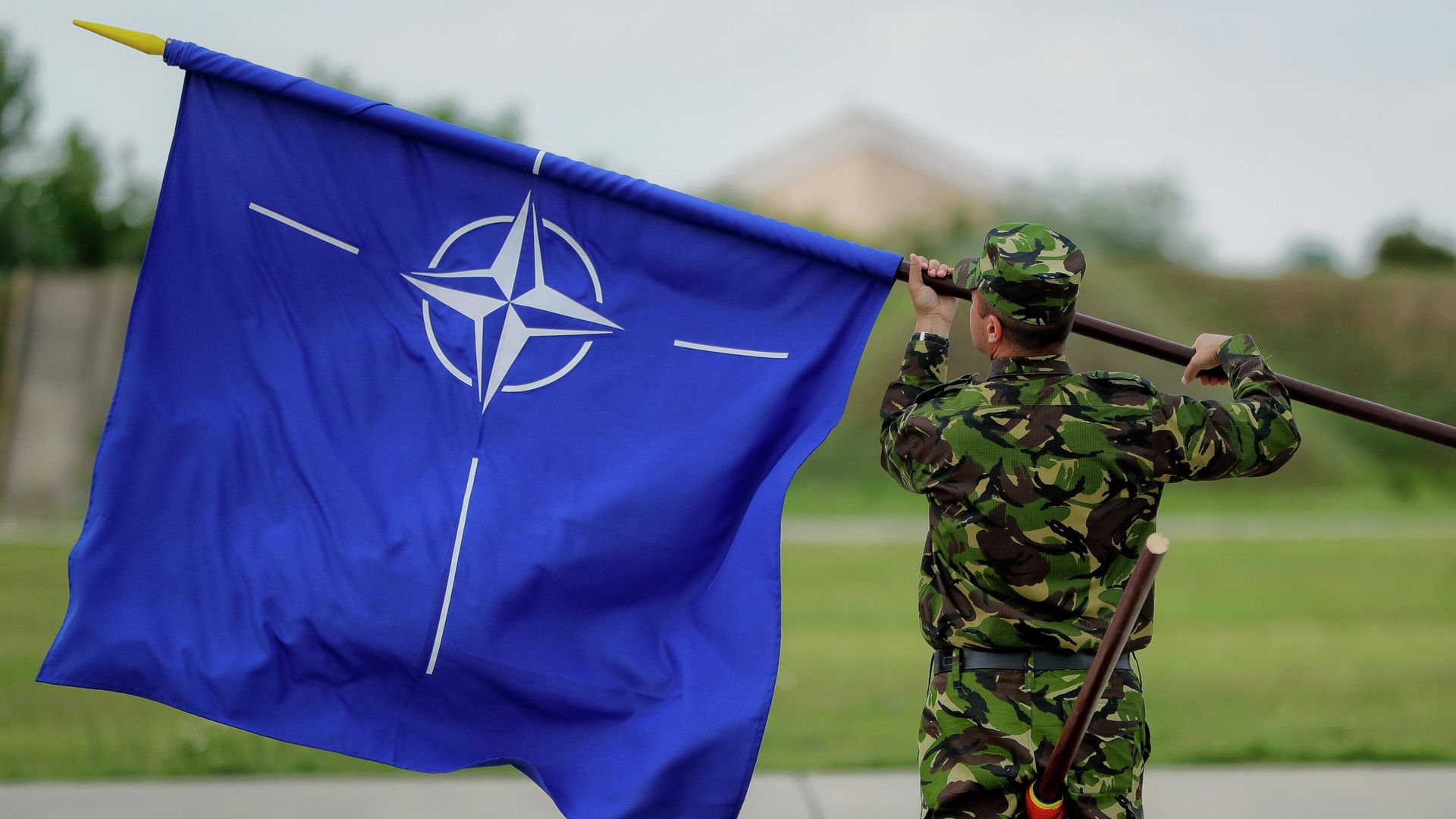 Военнослужащий с флагом НАТО на авиабазе в Румынии Военнослужащий с флагом НАТО на авиабазе в Румынии - РИА Новости, 1920, 18.04.2022