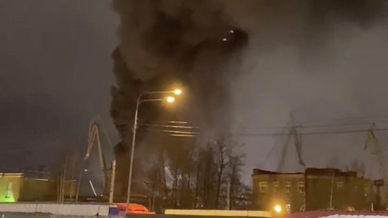 Дым от пожара на корабле на судостроительном заводе Северная верфь в Санкт-Петербурге. Кадр из видео очевидца Дым от пожара на корабле на судостроительном заводе Северная верфь в Санкт-Петербурге. Кадр из видео очевидца