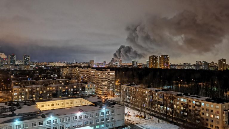 Дым от пожара на корабле на судостроительном заводе Северная верфь в Санкт-Петербурге Дым от пожара на корабле на судостроительном заводе Северная верфь в Санкт-Петербурге
