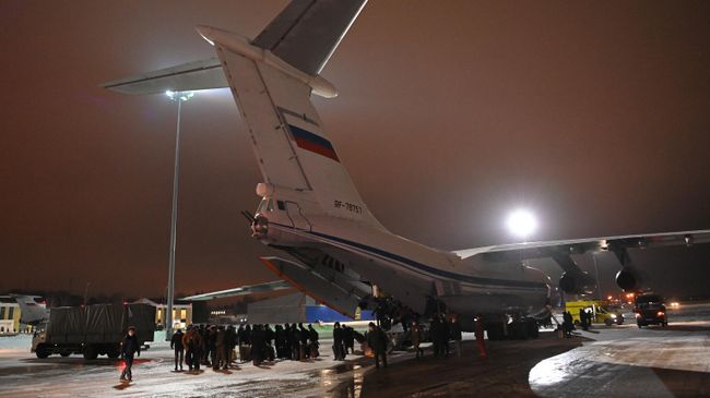 Пассажиры покидают самолет Ил-76 министерства обороны РФ, доставивший из Афганистана граждан России и других стран