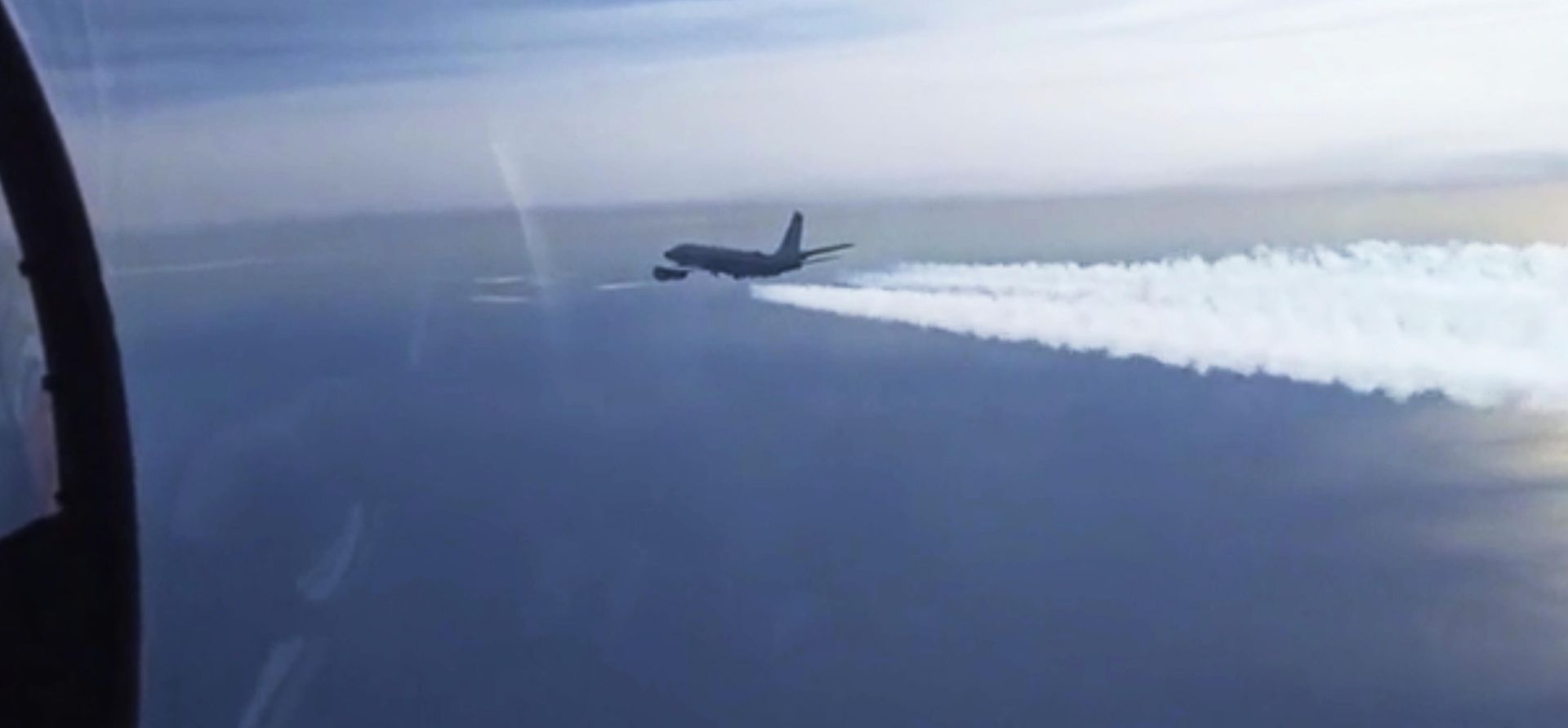 Истребители Су-27 и Су-30 сопроводили самолет-разведчик США над Черным морем, 3 декабря 2021. Кадр видео Истребители Су-27 и Су-30 сопроводили самолет-разведчик США над Черным морем, 3 декабря 2021. Кадр видео - РИА Новости, 1920, 21.12.2021