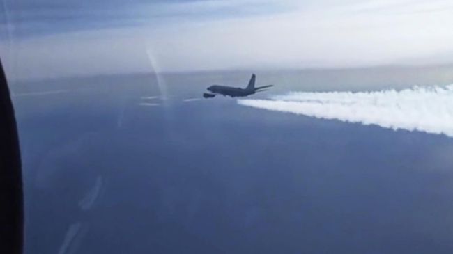 Истребители Су-27 и Су-30 сопроводили самолет-разведчик США над Черным морем, 3 декабря 2021. Кадр видео Истребители Су-27 и Су-30 сопроводили самолет-разведчик США над Черным морем, 3 декабря 2021. Кадр видео