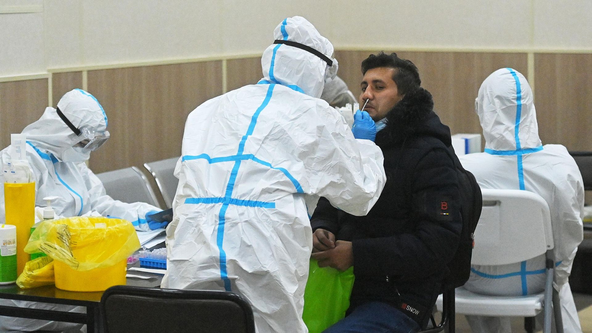 Медицинский работник берет мазок на коронавирус Медицинский работник берет мазок на коронавирус - РИА Новости, 1920, 13.04.2022