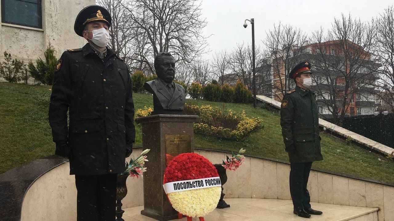 Память убитого пять лет назад посла РФ в Турции почтили в Анкаре Память убитого пять лет назад посла РФ в Турции почтили в Анкаре - РИА Новости, 1920, 19.12.2021