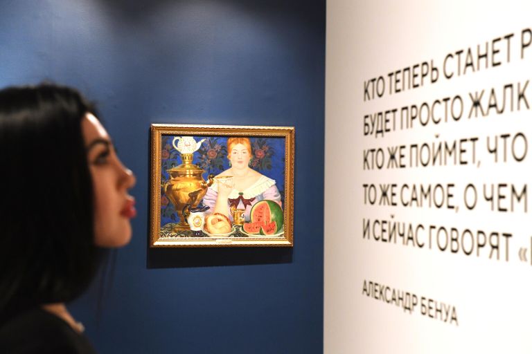 Девушка у картины Бориса Кустодиева Купчиха, пьющая чай (1923 г.), представленной на выставке Азбука шедевра в музее Новый Иерусалим в Московской области Девушка у картины Бориса Кустодиева Купчиха, пьющая чай (1923 г.), представленной на выставке Азбука шедевра в музее Новый Иерусалим в Московской области