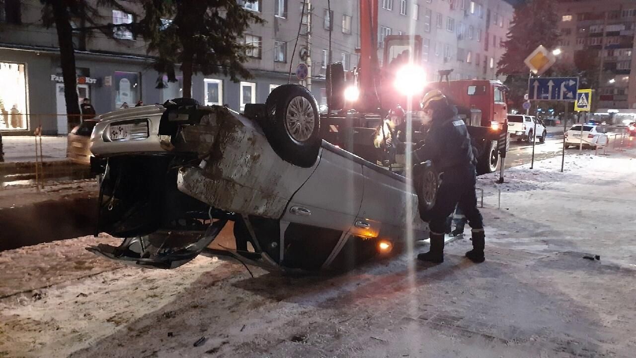 Автомобиль, упавший в яму на дороге в Курске Автомобиль, упавший в яму на дороге в Курске - РИА Новости, 1920, 20.12.2021