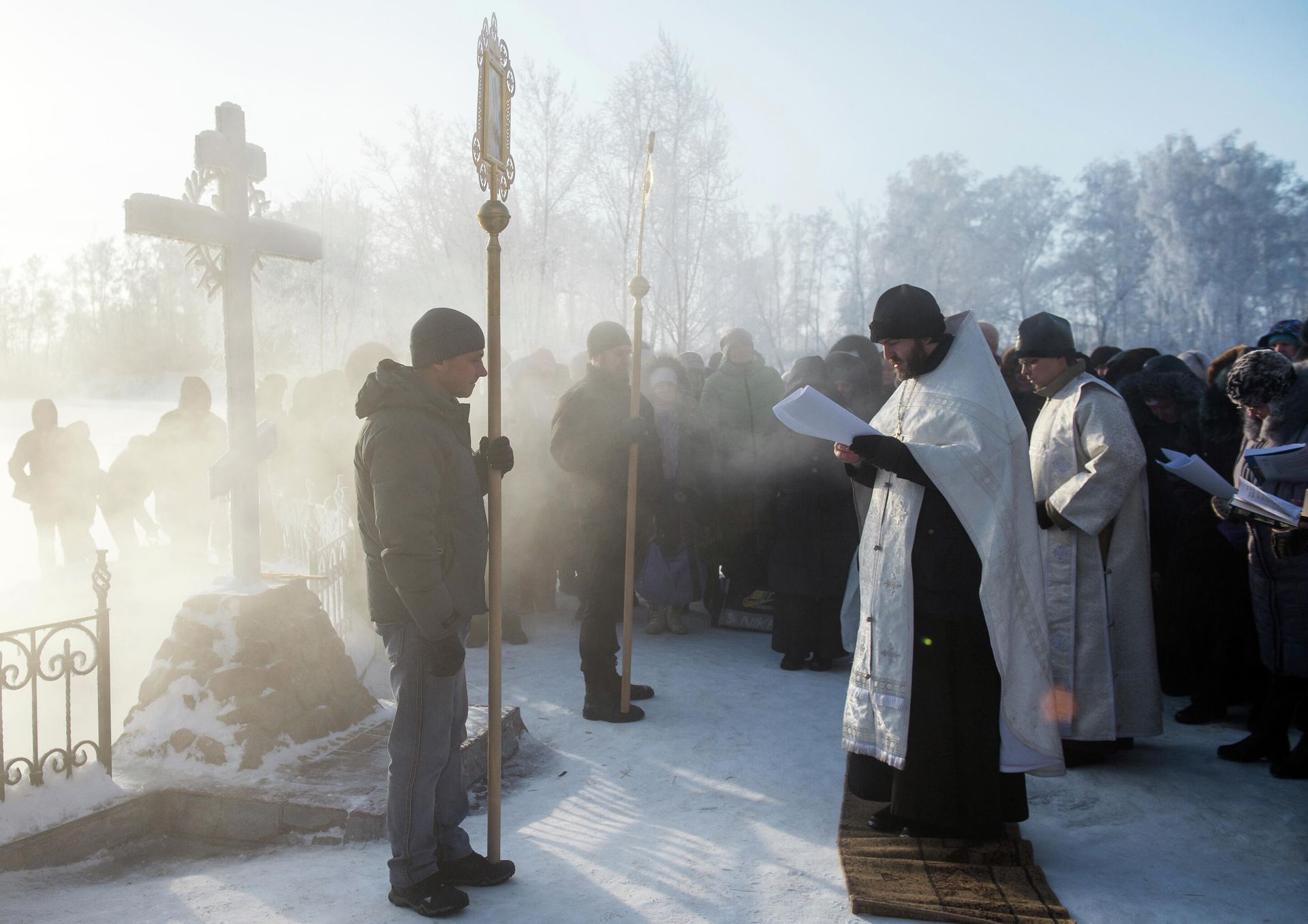 Священнослужители проводят молебен и освящение воды в источнике с целебной минеральной водой на территории Ачаирского женского монастыря Честного Креста Господня в Омской области Священнослужители проводят молебен и освящение воды в источнике с целебной минеральной водой на территории Ачаирского женского монастыря Честного Креста Господня в Омской области - РИА Новости, 1920, 20.12.2021