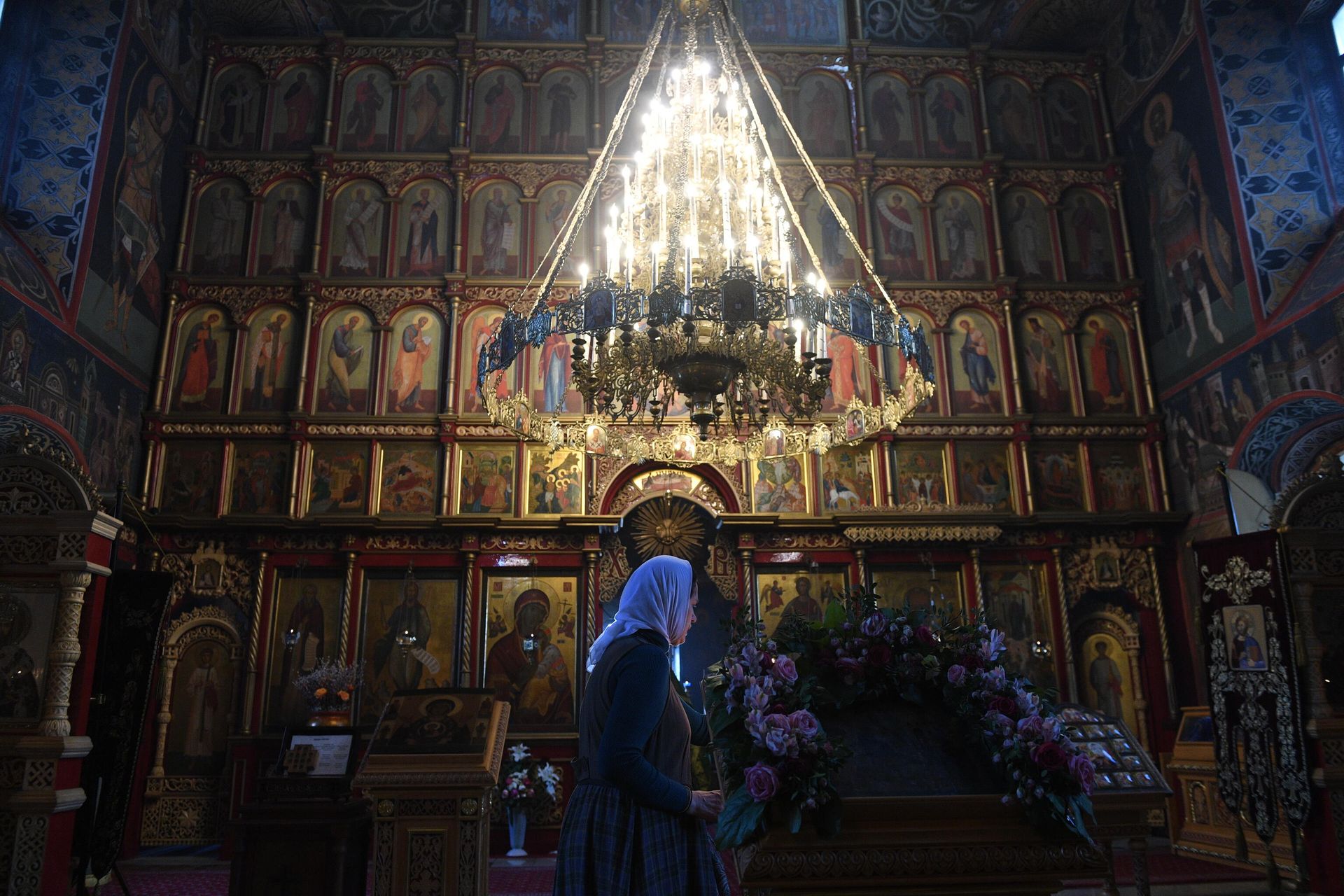 Верующая в храме Святителя Николая в селе Озерецкое Дмитровского района Московской области Верующая в храме Святителя Николая в селе Озерецкое Дмитровского района Московской области - РИА Новости, 1920, 20.12.2021