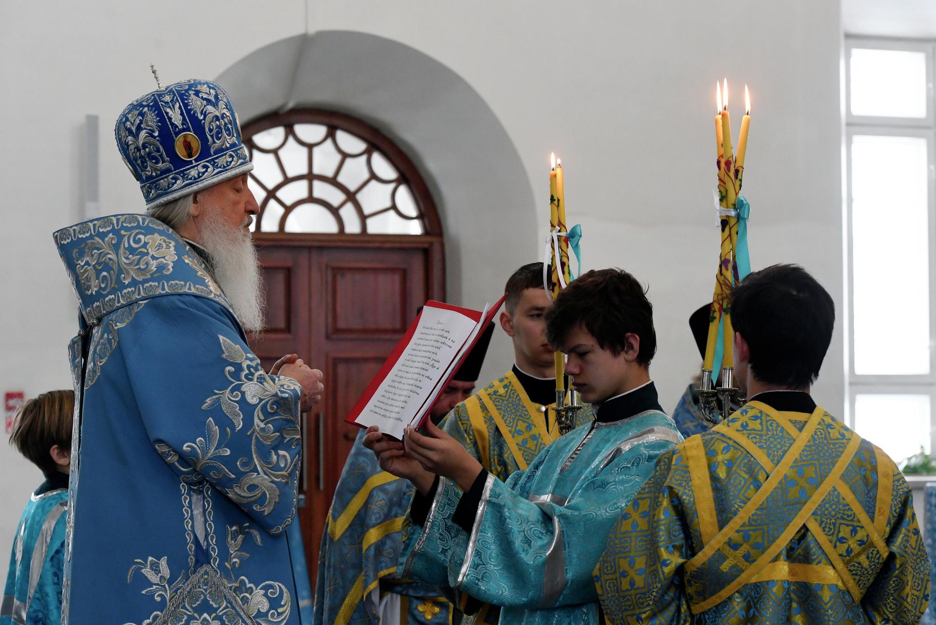 Священнослужители во время православной службы в Благовещенском соборе в Тюмени Священнослужители во время православной службы в Благовещенском соборе в Тюмени - РИА Новости, 1920, 20.12.2021