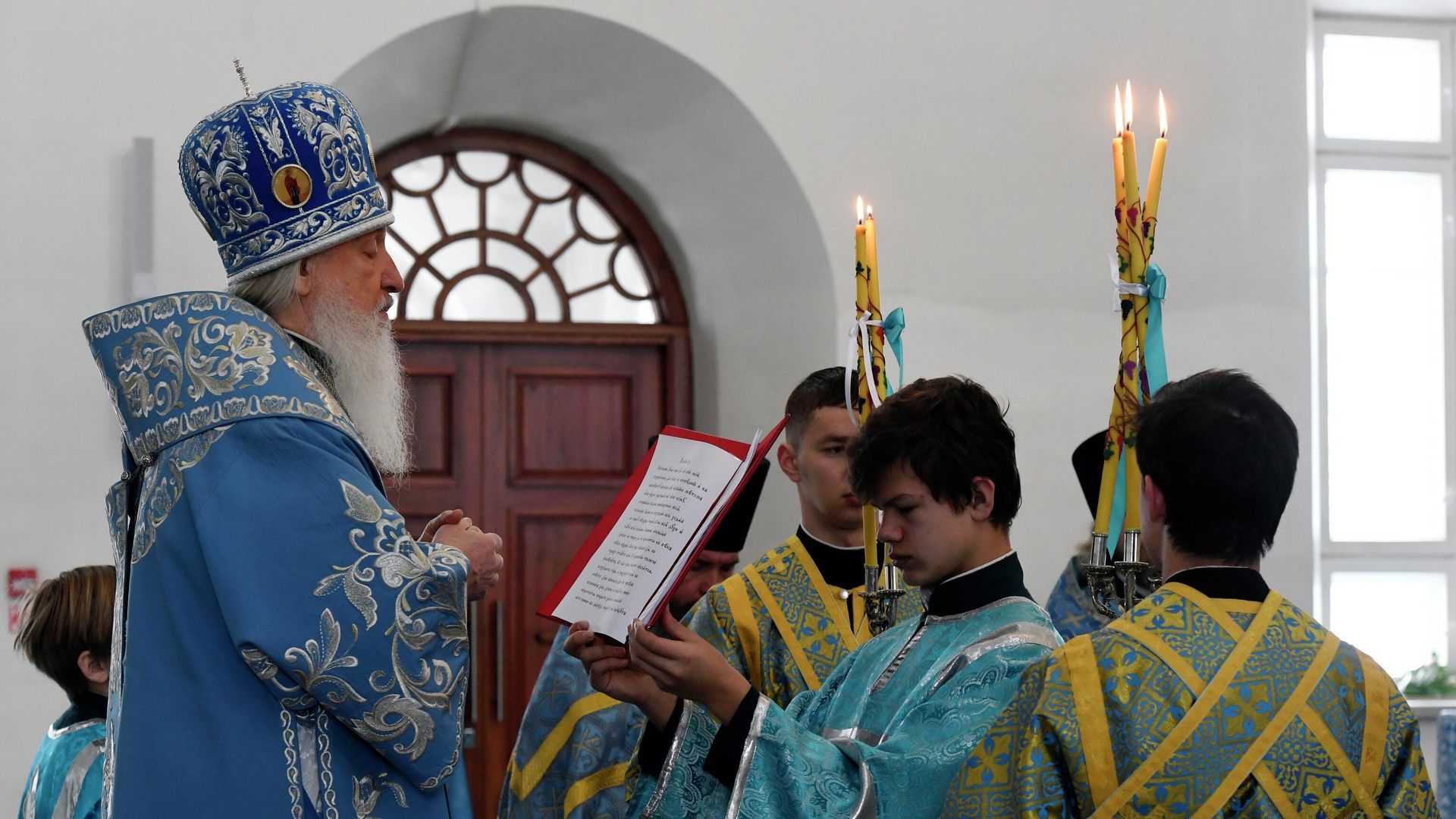 Священнослужители во время православной службы в Благовещенском соборе в Тюмени Священнослужители во время православной службы в Благовещенском соборе в Тюмени - РИА Новости, 1920, 14.01.2022