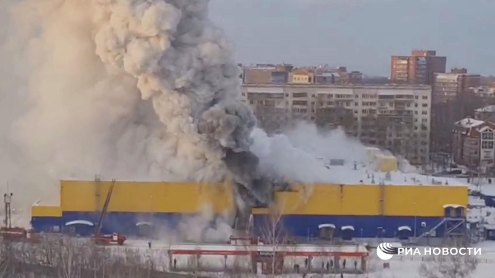 Пожар в торговом центре Лента в Томске. Кадр из видео Пожар в торговом центре Лента в Томске. Кадр из видео - РИА Новости, 1920, 21.12.2021
