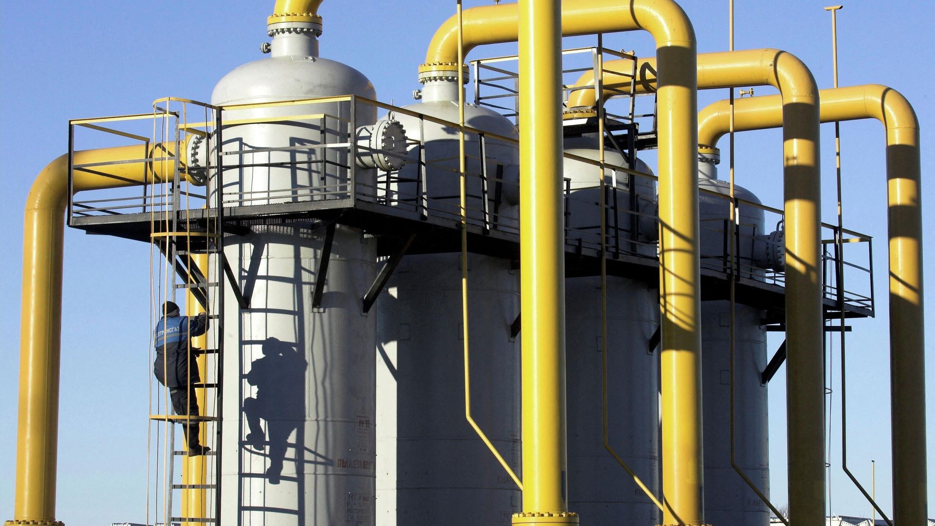 Рабочий на компрессорной станции газопровода Ямал-Европа недалеко от Несвижа Рабочий на компрессорной станции газопровода Ямал-Европа недалеко от Несвижа - РИА Новости, 1920, 21.12.2021