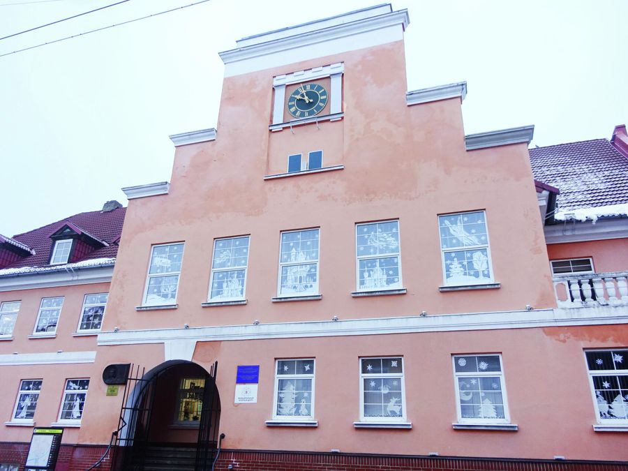 Фронтон бывшей ратуши с часами, которым в следующем году исполнится сто лет Фронтон бывшей ратуши с часами, которым в следующем году исполнится сто лет