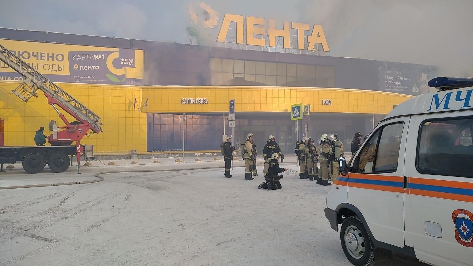 Тушение пожара в торговом центре Лента в Томске Тушение пожара в торговом центре Лента в Томске - РИА Новости, 1920, 27.12.2021