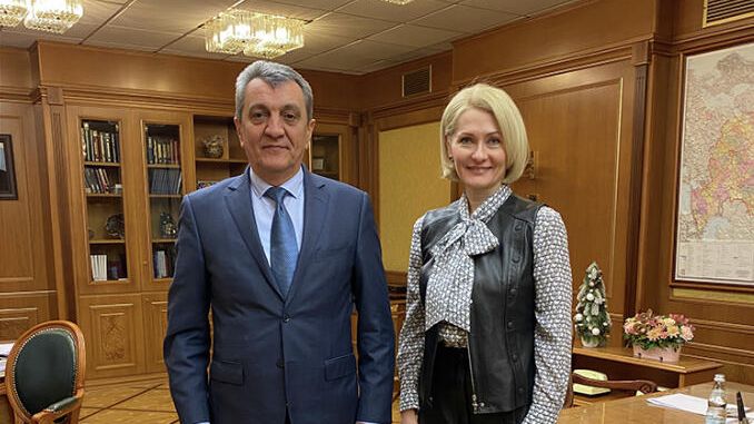 Глава Северной Осетии Сергей Меняйло и с вице-премьер Виктория Абрамченко во время встречи Глава Северной Осетии Сергей Меняйло и с вице-премьер Виктория Абрамченко во время встречи - РИА Новости, 1920, 21.12.2021