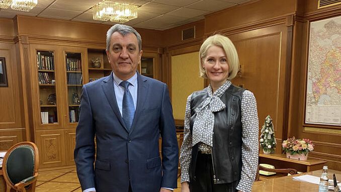 Глава Северной Осетии Сергей Меняйло и с вице-премьер Виктория Абрамченко во время встречи Глава Северной Осетии Сергей Меняйло и с вице-премьер Виктория Абрамченко во время встречи - РИА Новости, 1920, 21.12.2021