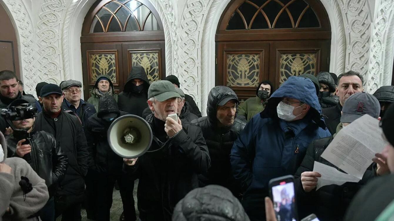 Митинг протестующих у здания Абхазского драматического театра Митинг протестующих у здания Абхазского драматического театра - РИА Новости, 1920, 21.12.2021