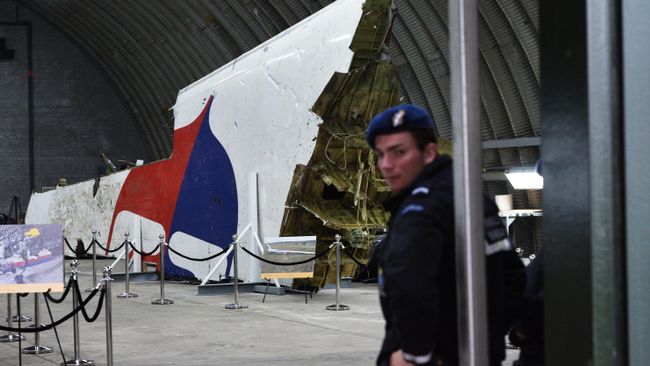 Реконструированные обломки рейса MH17 авиакомпании Malaysia Airlines на авиабазе Гильзе-Рейен, Нидерланды