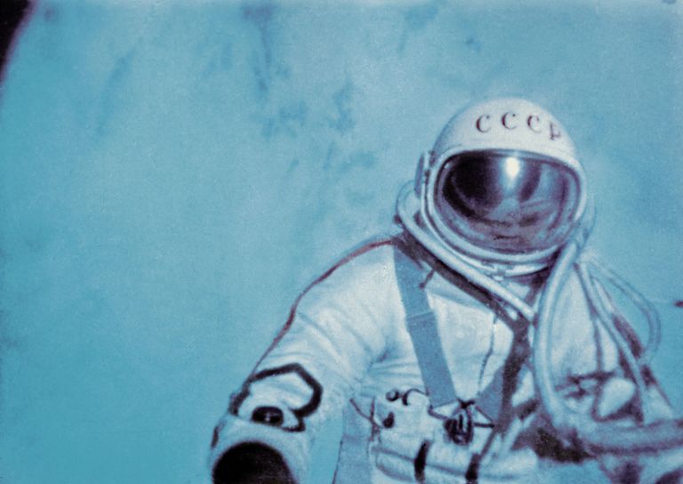 Алексей Леонов в открытом космосе. 18 марта 1965 года Алексей Леонов в открытом космосе. 18 марта 1965 года