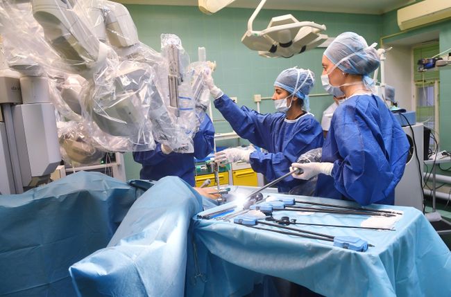 Операция с помощью хирургического робота Да Винчи (Da Vinci Surgical System) в Московский областной НИИ акушерства и гинекологии города Москвы