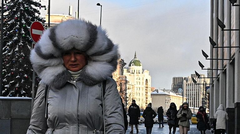 Прохожие на улице в Москве Прохожие на улице в Москве