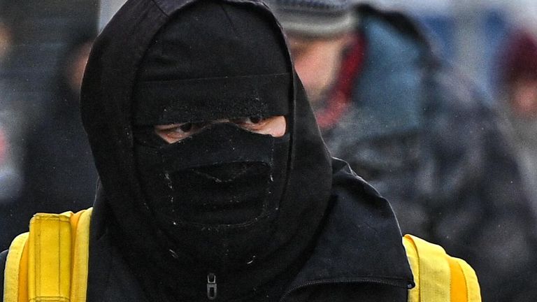 Мужчина в маске на улице в Москве Мужчина в маске на улице в Москве