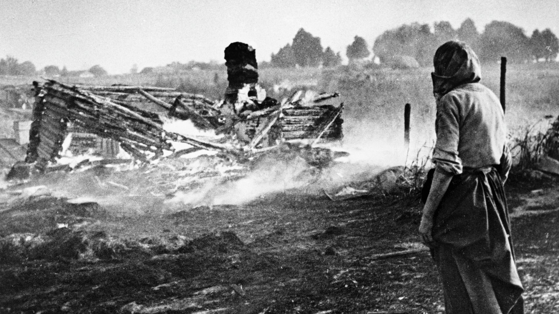 Гитлеровцы сожгли дотла деревню Гитлеровцы сожгли дотла деревню - РИА Новости, 1920, 10.11.2022
