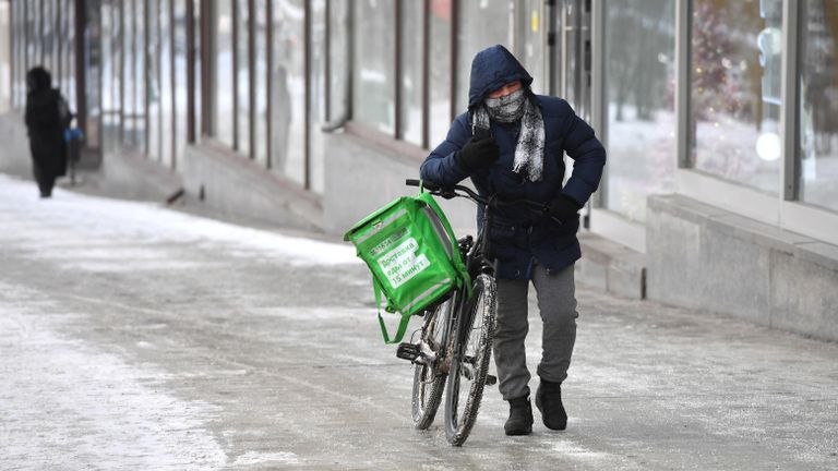 Курьер службы доставки Delivery Club на улице в Москве Курьер службы доставки Delivery Club на улице в Москве
