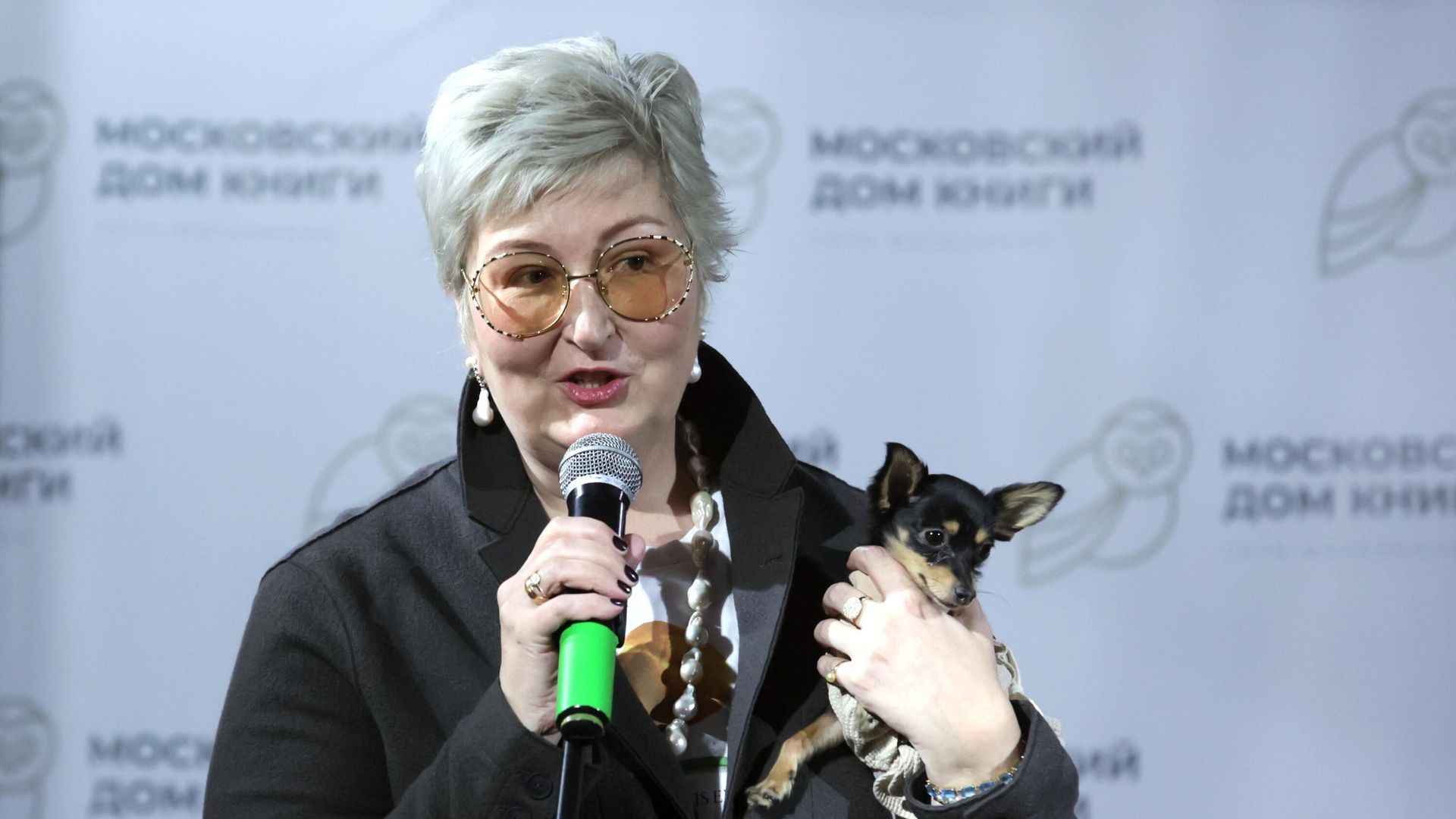 Писательница Татьяна Устинова выступает на презентации книги Страна чудес Коктебель телеведущей, журналистки Арины Шараповой в Московском Доме книги Писательница Татьяна Устинова выступает на презентации книги Страна чудес Коктебель телеведущей, журналистки Арины Шараповой в Московском Доме книги - РИА Новости, 1920, 29.11.2022