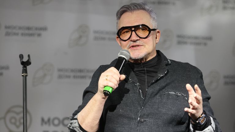 Журналист, телеведущий, режиссер, актер и писатель Дмитрий Дибров выступает на презентации книги Страна чудес Коктебель телеведущей, журналистки Арины Шараповой Журналист, телеведущий, режиссер, актер и писатель Дмитрий Дибров выступает на презентации книги Страна чудес Коктебель телеведущей, журналистки Арины Шараповой