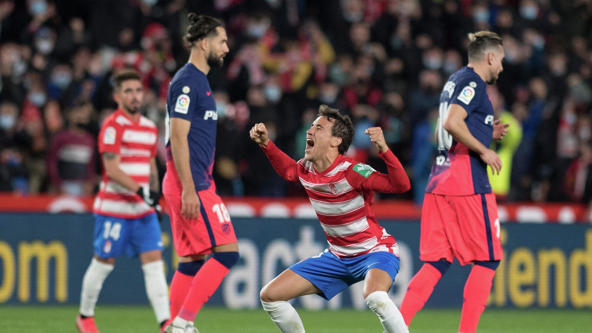 Granada's Spanish midfielder Luis Milla celebrates after Granada won win 2-1 during the Spanish league football match between Granada FC and Club Atletico de Madrid at Nuevo Los Carmenes stadium in Granada on December 22, 2021. (Photo by JORGE GUERRERO / AFP) Granada's Spanish midfielder Luis Milla celebrates after Granada won win 2-1 during the Spanish league football match between Granada FC and Club Atletico de Madrid at Nuevo Los Carmenes stadium in Granada on December 22, 2021. (Photo by JORGE GUERRERO / AFP) - РИА Новости, 1920, 22.12.2021