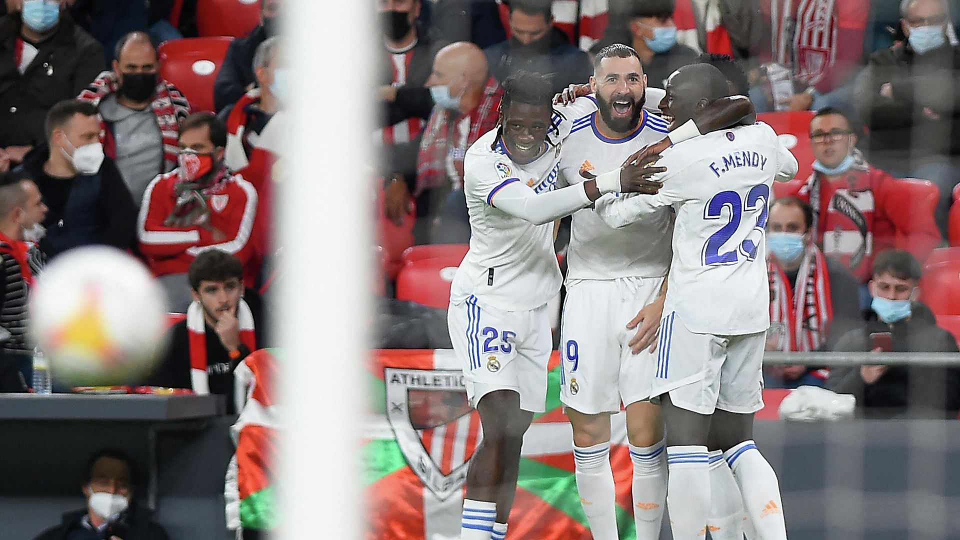Real Madrid's French forward Karim Benzema (C) celebrates with Real Madrid's French midfielder Eduardo Camavinga (L) and Real Madrid's French defender Ferland Mendy after scoring his team's first goal during the Spanish league football match between Athletic Club Bilbao and Real Madrid CF at the San Mames stadium in Bilbao on December 22, 2021. (Photo by ANDER GILLENEA / AFP) Real Madrid's French forward Karim Benzema (C) celebrates with Real Madrid's French midfielder Eduardo Camavinga (L) and Real Madrid's French defender Ferland Mendy after scoring his team's first goal during the Spanish league football match between Athletic Club Bilbao and Real Madrid CF at the San Mames stadium in Bilbao on December 22, 2021. (Photo by ANDER GILLENEA / AFP) - РИА Новости, 1920, 23.12.2021