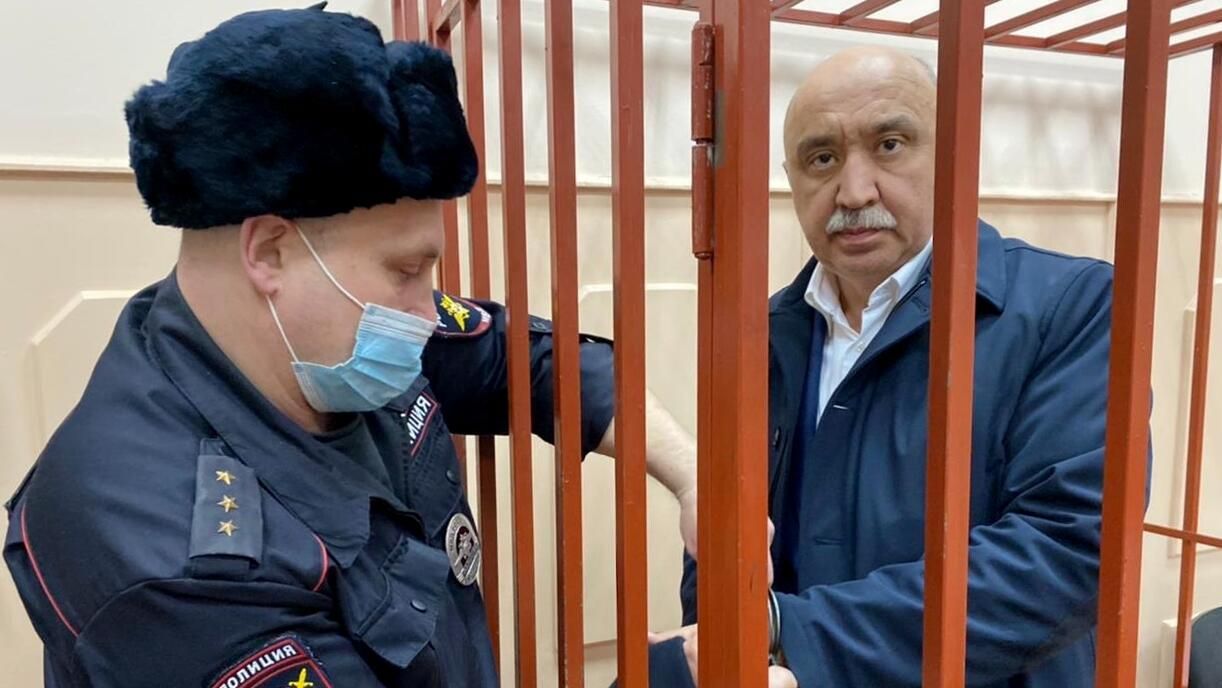 Ректор Казанского федерального университета (КФУ) Ильшат Гафуров, обвиняемый по делу об убийстве по найму, во время избрания меры пресечения в Басманном суде города Москвы Ректор Казанского федерального университета (КФУ) Ильшат Гафуров, обвиняемый по делу об убийстве по найму, во время избрания меры пресечения в Басманном суде города Москвы - РИА Новости, 1920, 23.12.2021