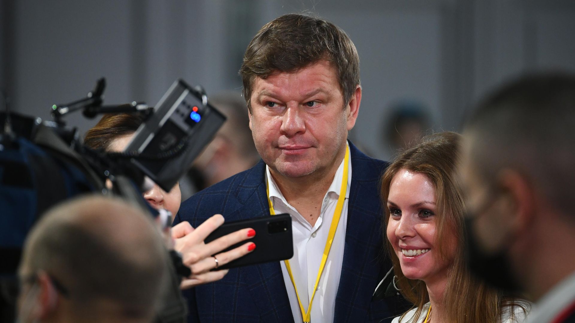 Спортивный комментатор Дмитрий Губерниев перед началом большой ежегодной пресс-конференции президента РФ Владимира Путина в Центральном выставочном зале Манеж Спортивный комментатор Дмитрий Губерниев перед началом большой ежегодной пресс-конференции президента РФ Владимира Путина в Центральном выставочном зале Манеж - РИА Новости, 1920, 01.04.2022