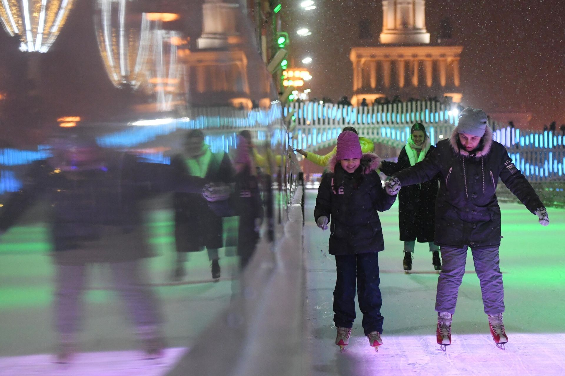 Отдыхающие на катке на ВДНХ в Москве Отдыхающие на катке на ВДНХ в Москве - РИА Новости, 1920, 23.12.2021